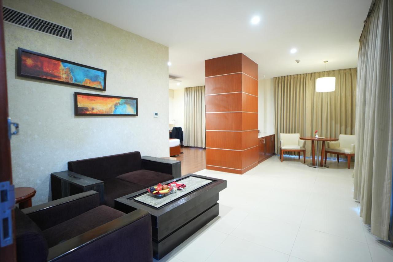 Hotel Siesta Hitech Hyderabad Exterior foto