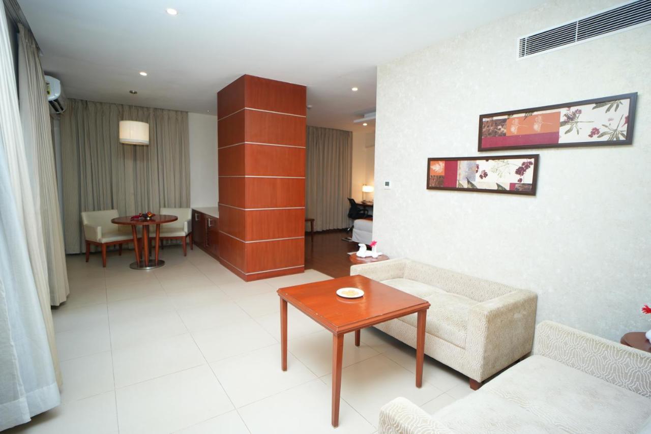 Hotel Siesta Hitech Hyderabad Exterior foto